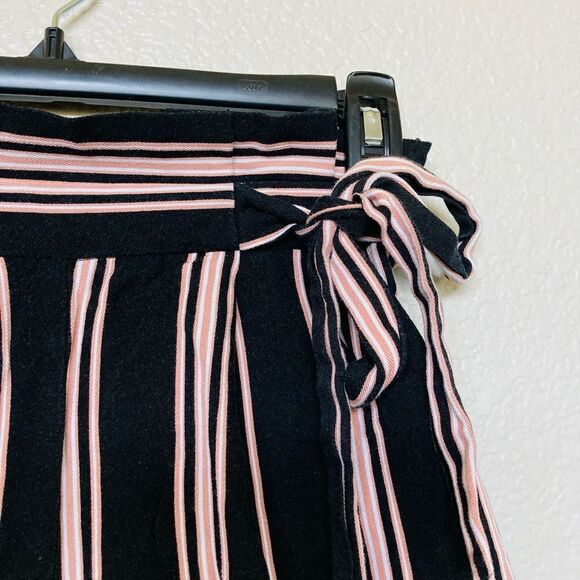 Forever 21 Contemporary Striped Belted Shorts XS - Picture 3 of 5